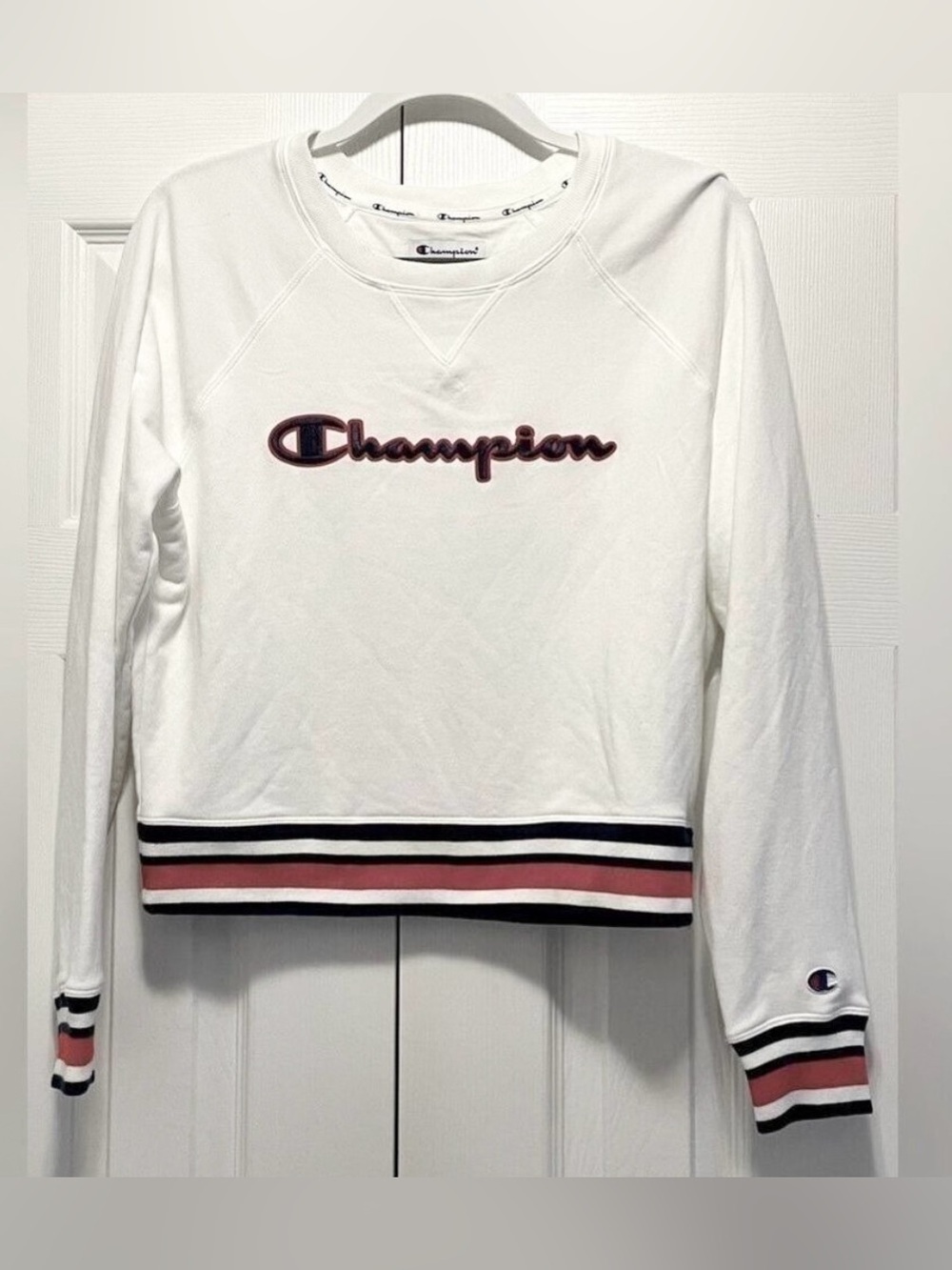 Champion women's white logo crew neck sweatshirt
Medium